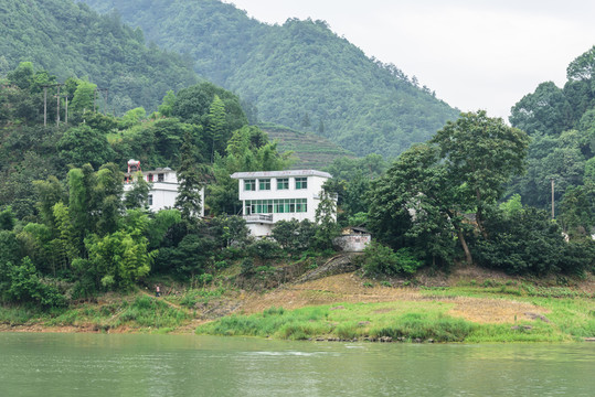 兩岸民居