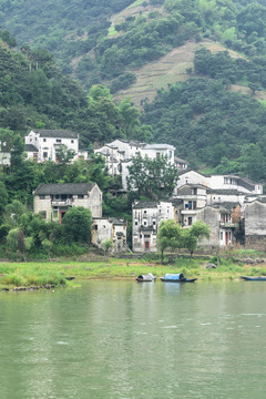 兩岸民居