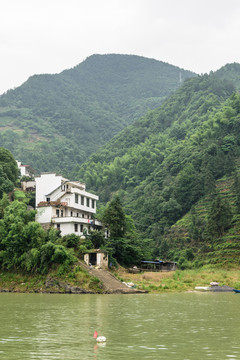 兩岸民居