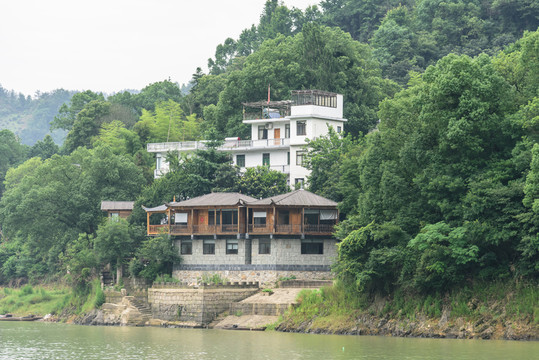 兩岸民居