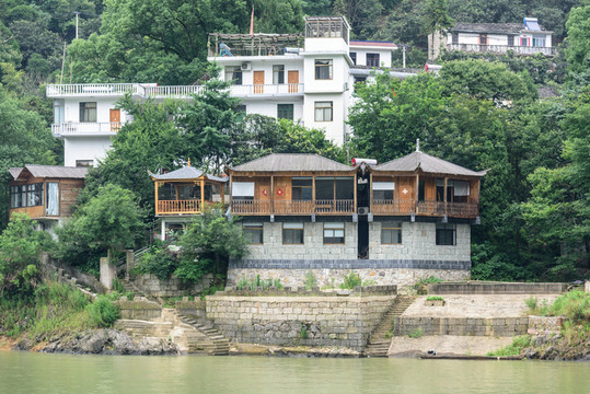 兩岸民居