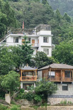 兩岸民居