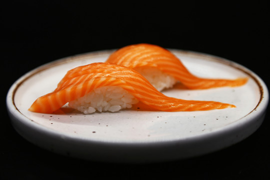 日式料理三文魚(yú)壽司