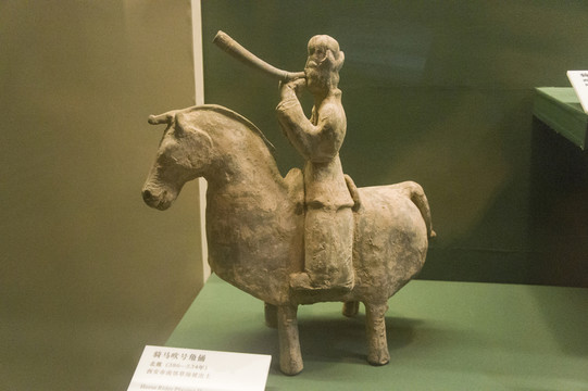 陜西西安文物騎馬吹號角俑