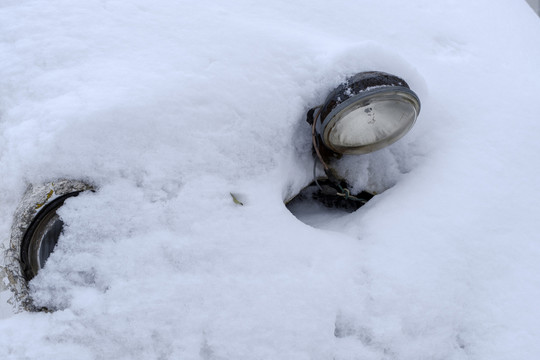 白雪覆蓋的車燈