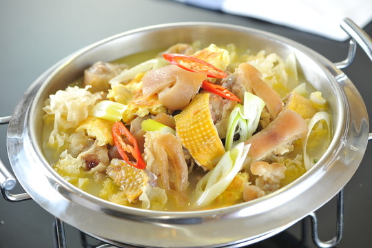 咸雞豬手鍋?zhàn)? loading=