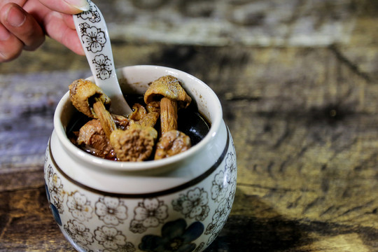 黑蒜燉龍骨