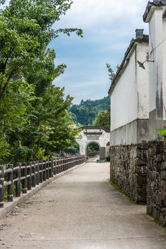 沿河道路