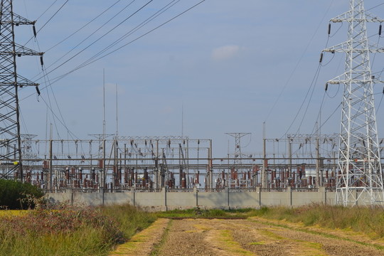收割后的稻田 發(fā)電廠 藍(lán)天