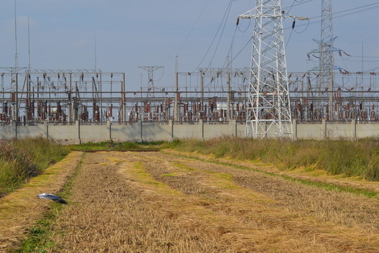 收割后的稻田 發(fā)電廠