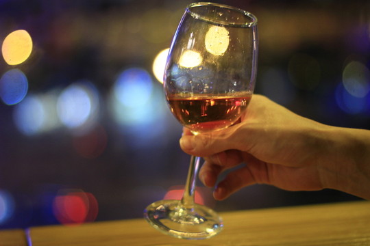 一個人飲酒