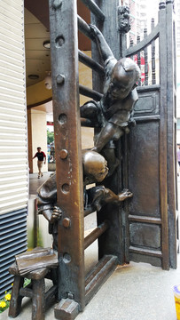 爬梯子 童年 游戲 雕塑