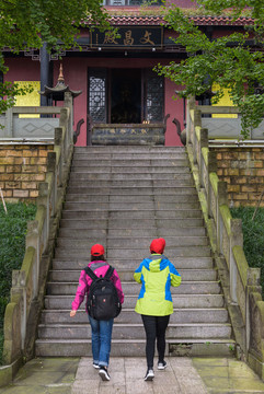 走進寺廟的美女背影