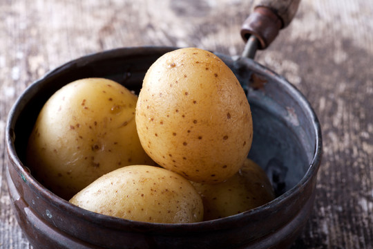 一個(gè)老鍋里的四個(gè)煮土豆