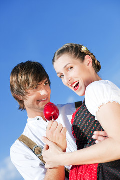 夫婦在節(jié)日或慕尼黑啤酒節(jié)tracht