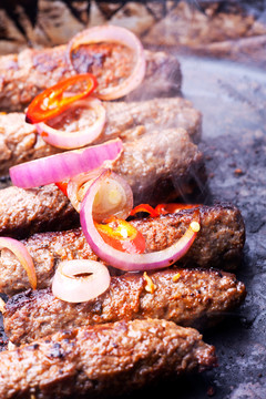 在平底鍋里的cevapcici
