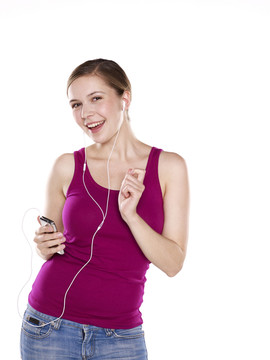 年輕女子聽她的MP3播放器的音樂和跳舞