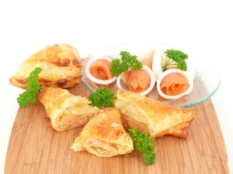 充滿(mǎn)煙熏三文魚(yú)泡芙