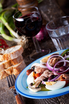 在板材的法國沙拉nicoise