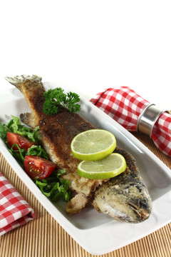 炸鱒魚(yú)