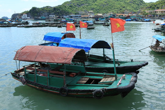 在halong海灣的漁船