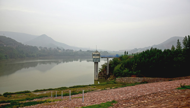 水庫和遠(yuǎn)山風(fēng)景圖
