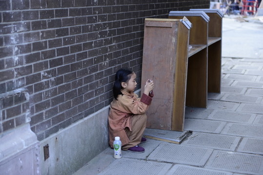 玩手機小孩