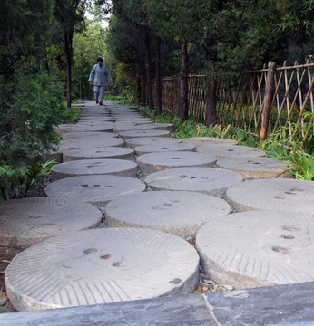 石磨盤鋪設(shè)的道路