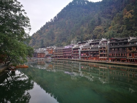鳳凰古鎮(zhèn)沱江風(fēng)光