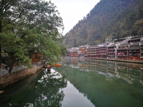 鳳凰古鎮(zhèn)沱江風光