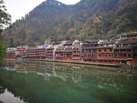 鳳凰古鎮(zhèn)沱江風(fēng)光