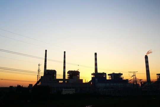 夕陽下的發(fā)電廠