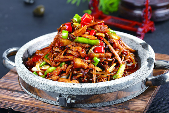 石鍋茶樹菇燜肉粉