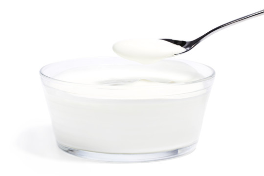 酸奶完全酸奶在一個(gè)碗里用勺子