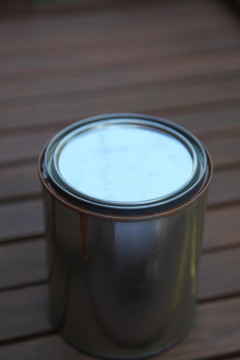 油漆罐，中性，棕色背景上