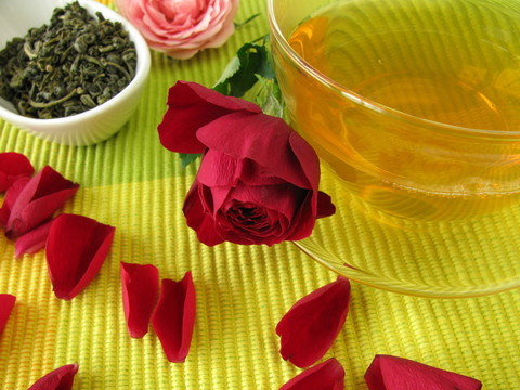 綠茶與玫瑰花瓣