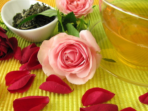 綠茶與玫瑰花瓣