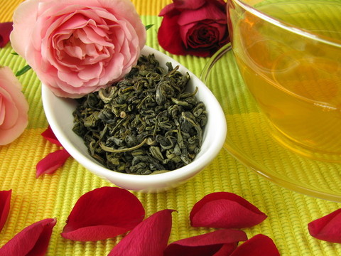 綠茶與玫瑰花瓣