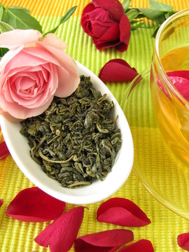 綠茶與玫瑰花瓣