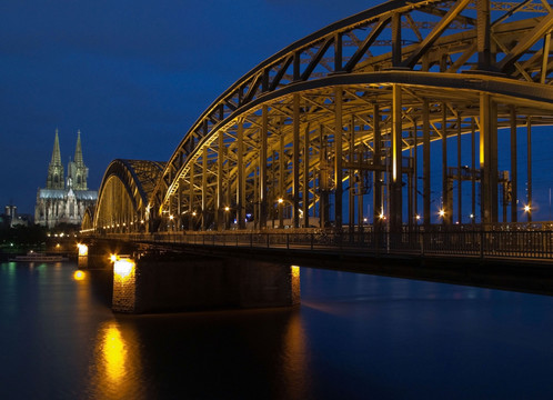 hohenzollern橋，科隆大教堂