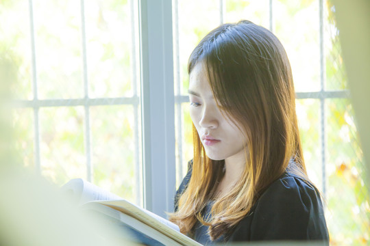 看書的女孩
