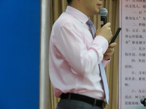 手拿話筒的男人