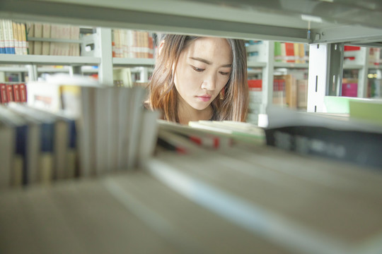 看書的女孩