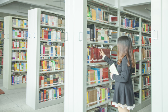 看書的女孩