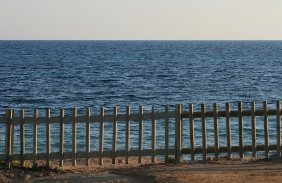 籬笆在海邊