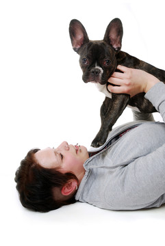 年輕女子與法國(guó)斗牛犬