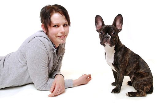 年輕女子與法國斗牛犬