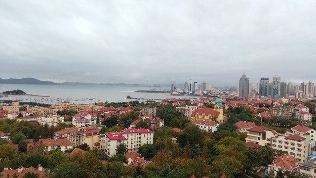 紅瓦綠樹碧海藍天