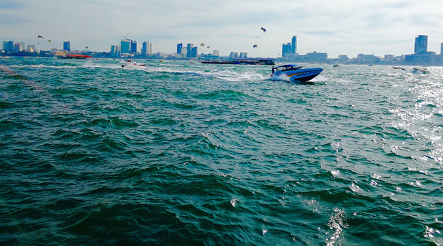 泰國芭提雅可蘭島海灘滑翔傘