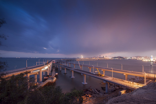 雷鳴交加下的大連海大橋